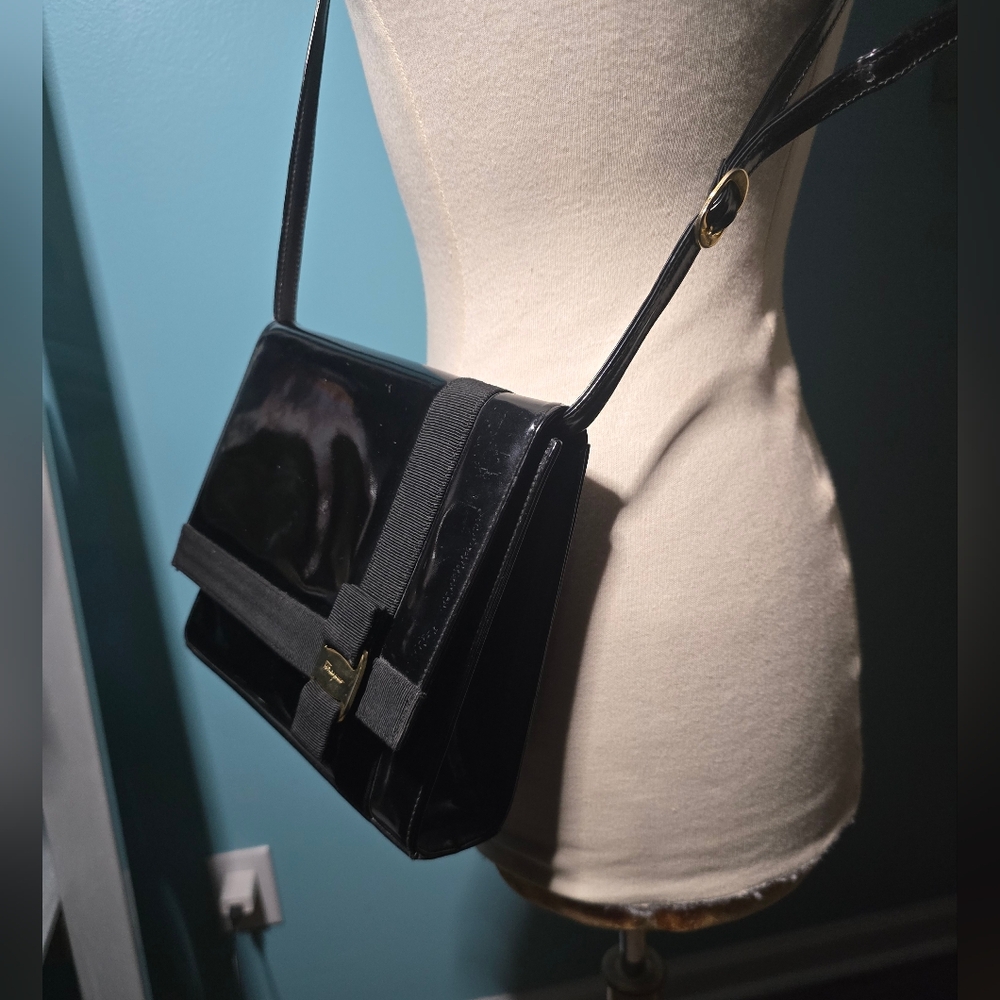 Elegant Salvatore Ferragamo Black Patent Leather Crossbody Bag - Picture 3 of 8